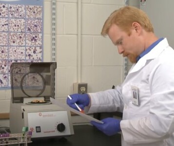 Клиника лечения наркозависимости в Мамадыше Врач в кабинете клиники