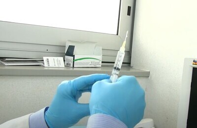 Проведение кодирования Вивитролом в Мамадыше Шприц с Вивитролом в руках у врача